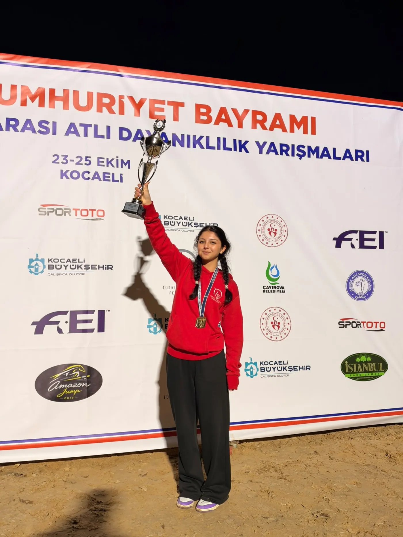 Milli sporcumuz Bera Su Karaca 2* 120 km junior uluslararası endurance şampiyonluk kupasını kaldırıyor
