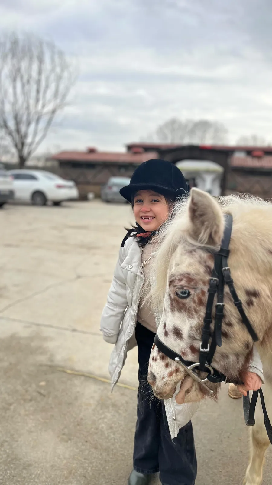 Ballıca’da pony ile at binen mutlu çocuk
